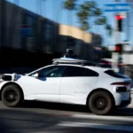 Waymo defiende el uso de asistentes remotos en operaciones de robotaxis en EE.UU.