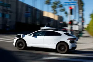 Lee más sobre el artículo Waymo defiende el uso de asistentes remotos en operaciones de robotaxis en EE.UU.