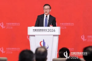 Lee más sobre el artículo El presidente de Alibaba, Joe Tsai, atribuye la ventaja de China en IA a la red eléctrica y los modelos de código abierto