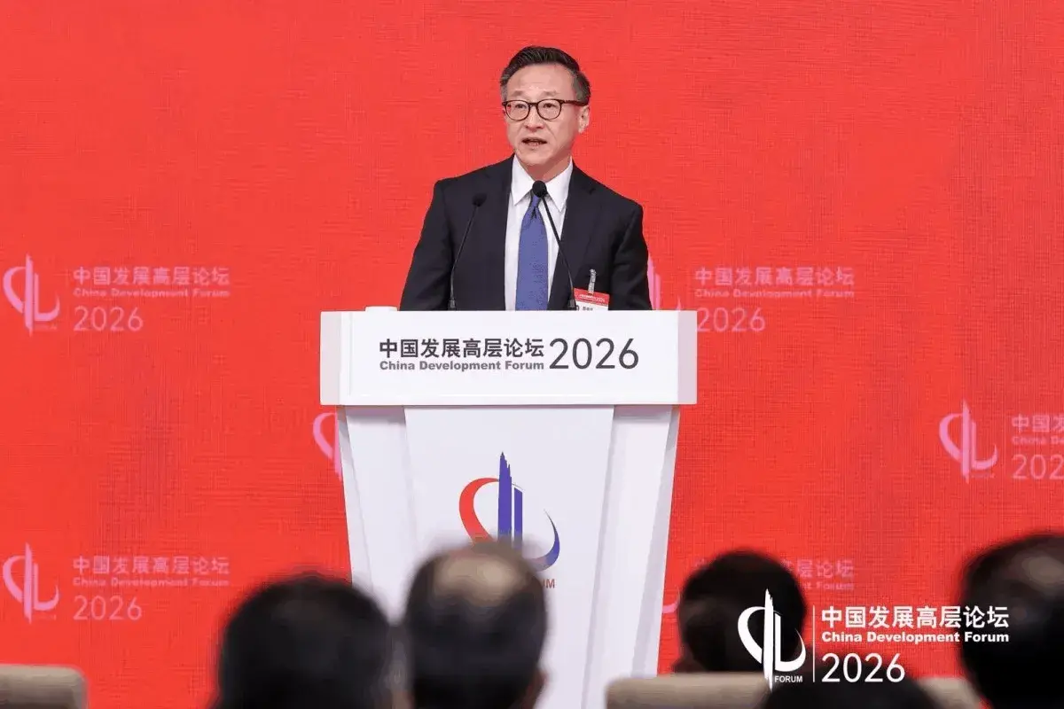 En este momento estás viendo El presidente de Alibaba, Joe Tsai, atribuye la ventaja de China en IA a la red eléctrica y los modelos de código abierto