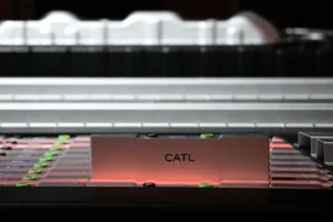 Lee más sobre el artículo El aumento de las ganancias de CATL impulsa las acciones de baterías de Hong Kong en medio del auge mundial del almacenamiento de energía