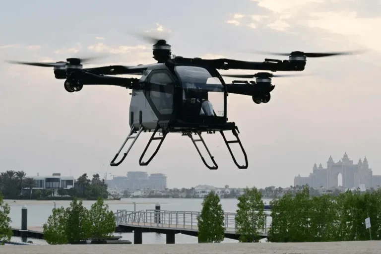 El Aridge X3-F, el módulo aéreo del Land Aircraft Carrier, se mantiene suspendido en el aire durante su presentación en Dubái en octubre de 2025.