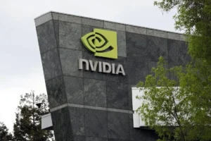 Lee más sobre el artículo EE.UU. considera limitar las ventas de Nvidia H200 a 75.000 por cliente chino