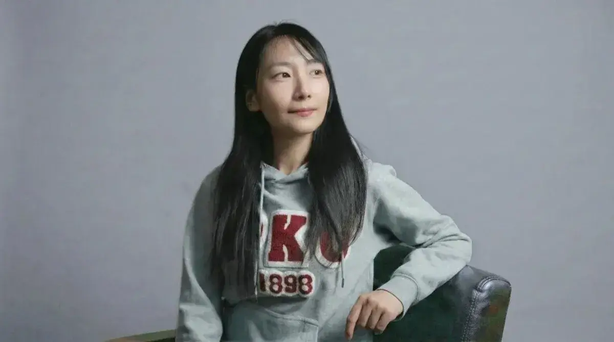 En este momento estás viendo Una chica que viajó a la Universidad de Beijing de un día para otro con un billete de ida y vuelta se convirtió en científica de inteligencia artificial 17 años después