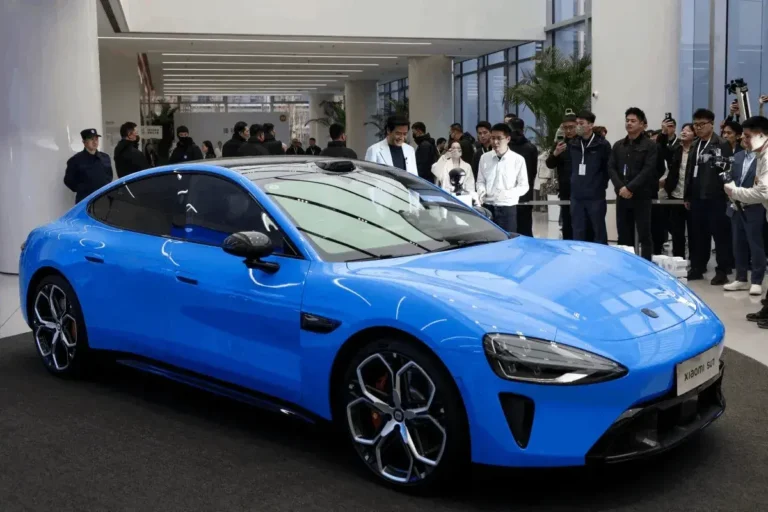 Tres fabricantes chinos de vehículos eléctricos suben los precios, pero los analistas advierten que la débil demanda podría obligarlos a revertir la decisión