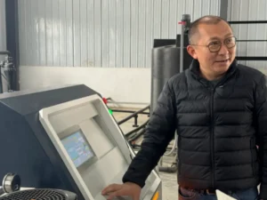 Lee más sobre el artículo Criticado por «descuidar su campo», creó un robot líder mundial