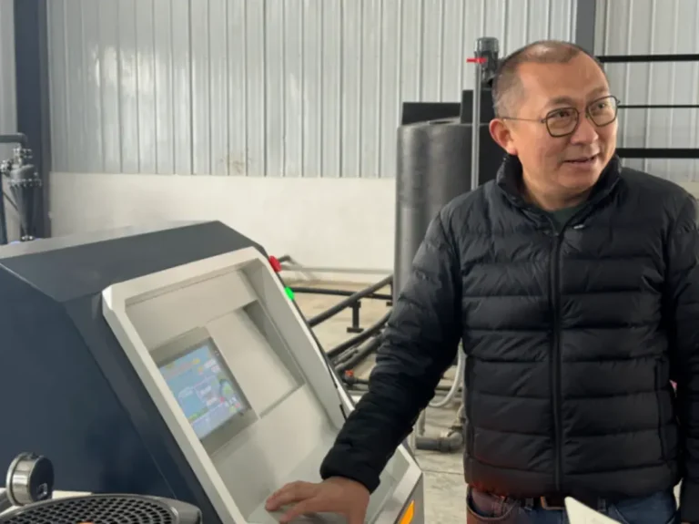 Criticado por «descuidar su campo», creó un robot líder mundial