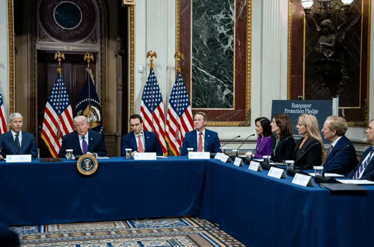 En este momento estás viendo Siete gigantes tecnológicos firmaron el compromiso de Trump para evitar que los costos de la electricidad se disparen en los centros de datos