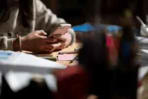 Lee más sobre el artículo Para que la IA sea segura, hay que poner a las mujeres y niñas en el centro de la tecnología