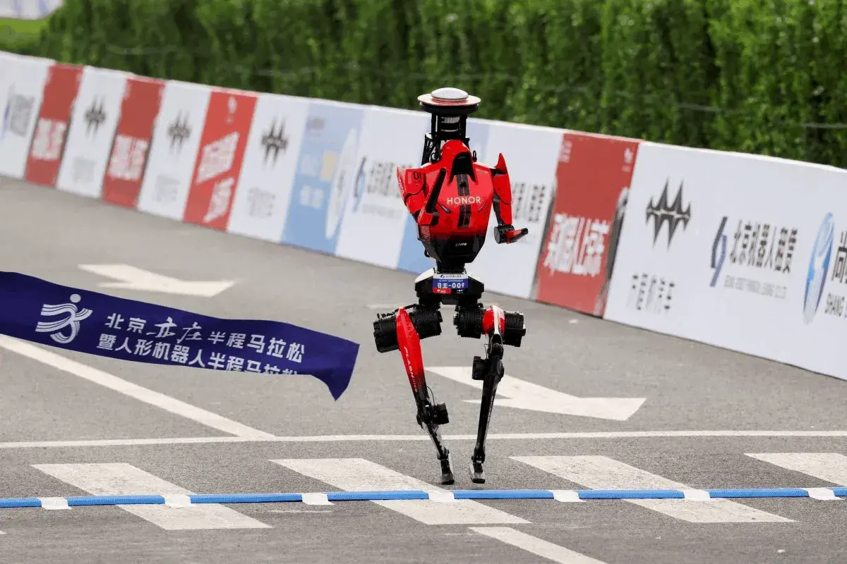 En este momento estás viendo El ganador de la media maratón robótica de Beijing bate el récord mundial humano por 6 minutos