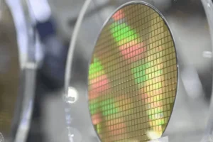 Lee más sobre el artículo Los beneficios de un fabricante de chips ópticos se disparan un 1.153% impulsados ​​por la demanda de IA y el impulso a la autosuficiencia tecnológica de China