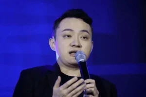 Lee más sobre el artículo El multimillonario Justin Sun demanda a la empresa de criptomonedas de la familia Trump