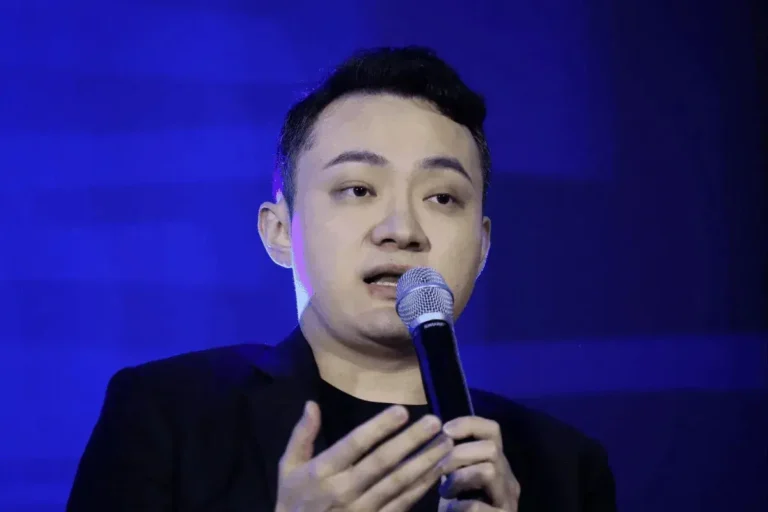 El multimillonario Justin Sun demanda a la empresa de criptomonedas de la familia Trump