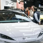 Los fabricantes de automóviles chinos están desplazando a sus rivales asiáticos en Europa al superar las exportaciones el millón de unidades