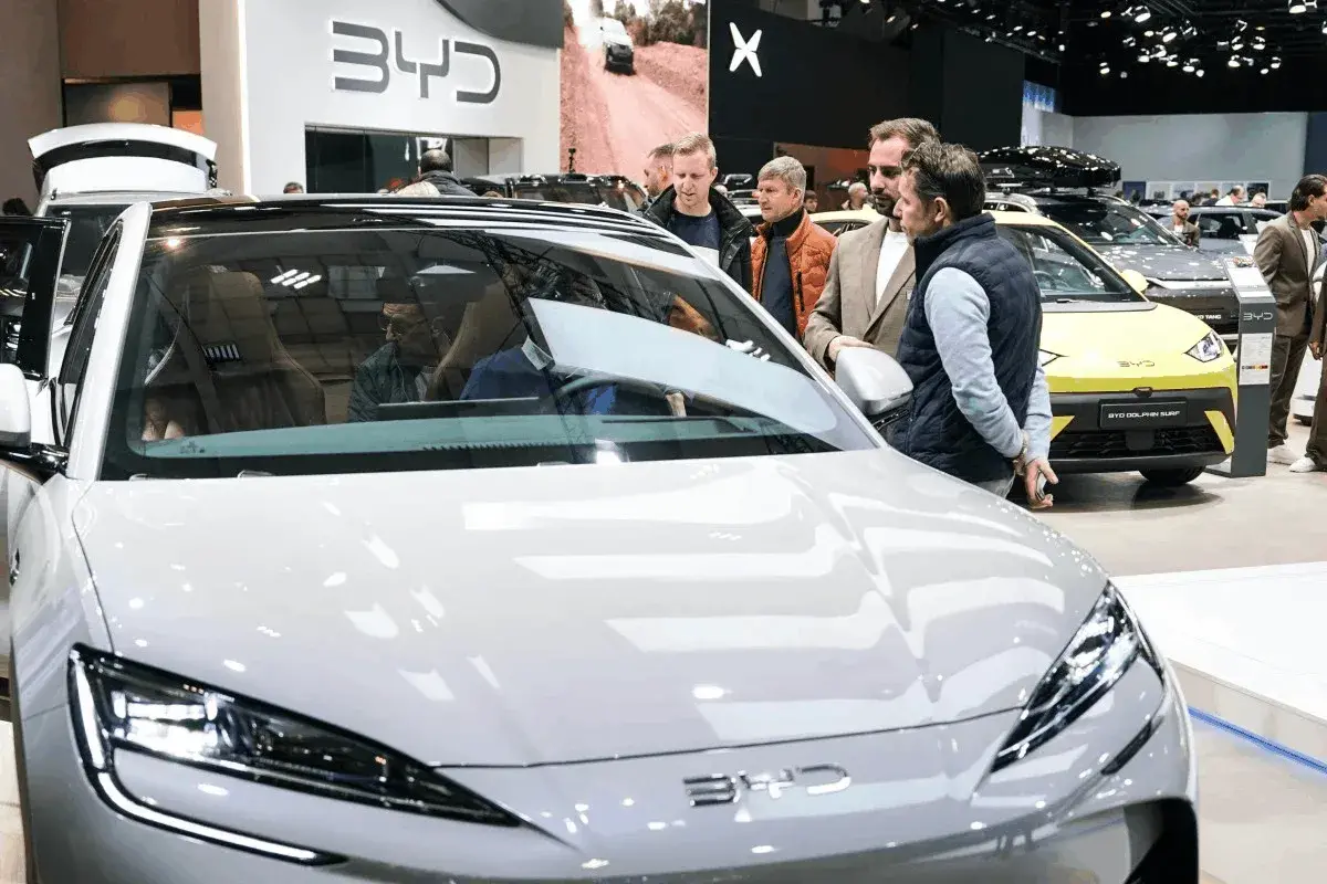 En este momento estás viendo Los fabricantes de automóviles chinos están desplazando a sus rivales asiáticos en Europa al superar las exportaciones el millón de unidades