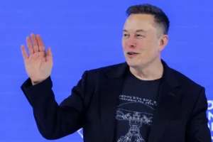 Lee más sobre el artículo De «escudriñar mentes» a cuenta verificada: cómo cambió la postura de Elon Musk sobre TikTok