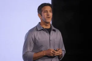 Lee más sobre el artículo El nuevo CEO de Apple, John Ternus, hereda una compleja cartera de negocios en China tras la salida de Tim Cook