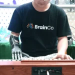 La interfaz cerebro-computadora de BrainCo impresiona en la cumbre de HSBC con una mano controlada por la mente