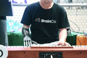 Lee más sobre el artículo La interfaz cerebro-computadora de BrainCo impresiona en la cumbre de HSBC con una mano controlada por la mente