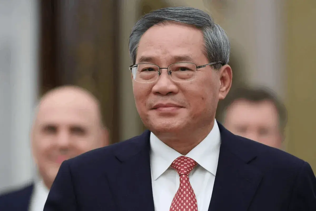 En este momento estás viendo El primer ministro chino, Li Qiang, impulsa una adopción más rápida de la IA industrial en su reunión con el fundador de Moonshot AI