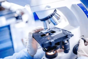 Lee más sobre el artículo Auge impulsado por la biotecnología: ocho empresas chinas llegan al próspero mercado bursátil de Hong Kong