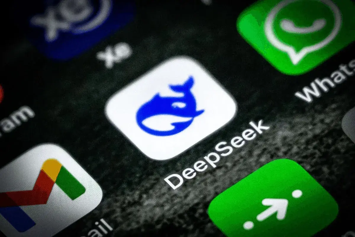 En este momento estás viendo DeepSeek intensifica las contrataciones antes del lanzamiento de V4 mientras surgen dudas sobre su estrategia de chips