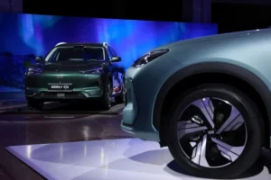 Lee más sobre el artículo Geely y Xiaomi a la cabeza: los vehículos eléctricos de batería lideran las ventas en China ante el alza del petróleo