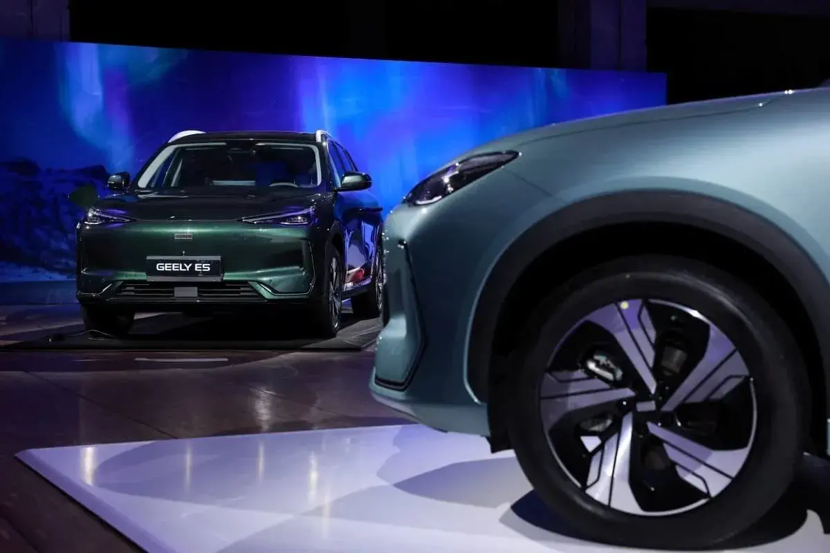 En este momento estás viendo Geely y Xiaomi a la cabeza: los vehículos eléctricos de batería lideran las ventas en China ante el alza del petróleo