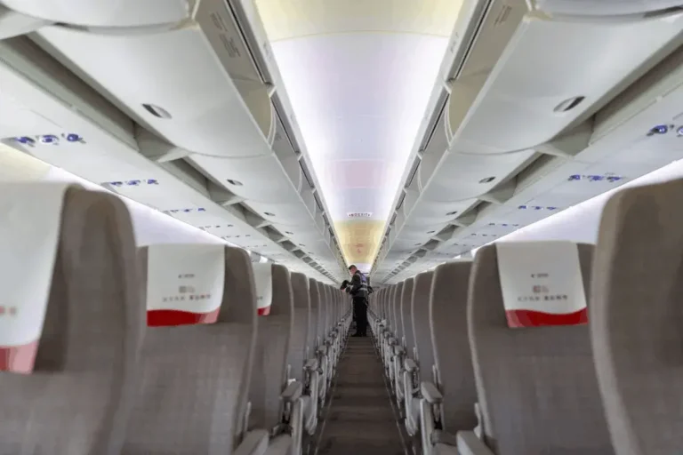 La china Comac busca mejorar la experiencia de vuelo del C919 con mayor capacidad de equipaje en cabina