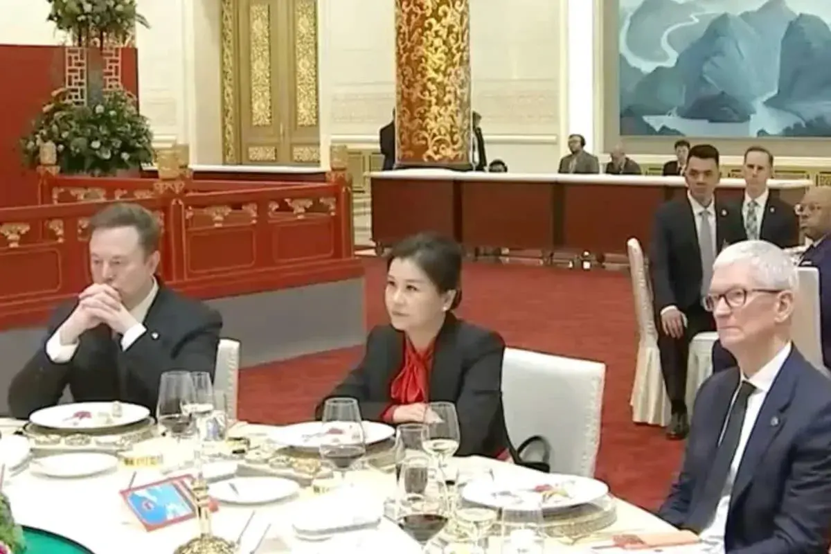 En este momento estás viendo Conozca a Zhou Qunfei: la mujer sentada entre Tim Cook y Elon Musk en el banquete de Estado de China