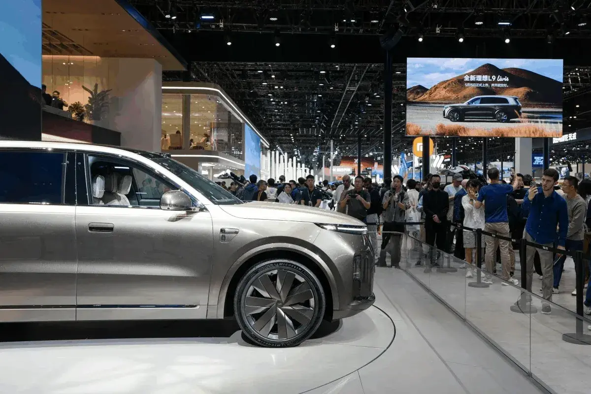 En este momento estás viendo China presenta una hoja de ruta para la industria automotriz con el fin de establecer estándares para vehículos eléctricos, vehículos con IA y semiconductores