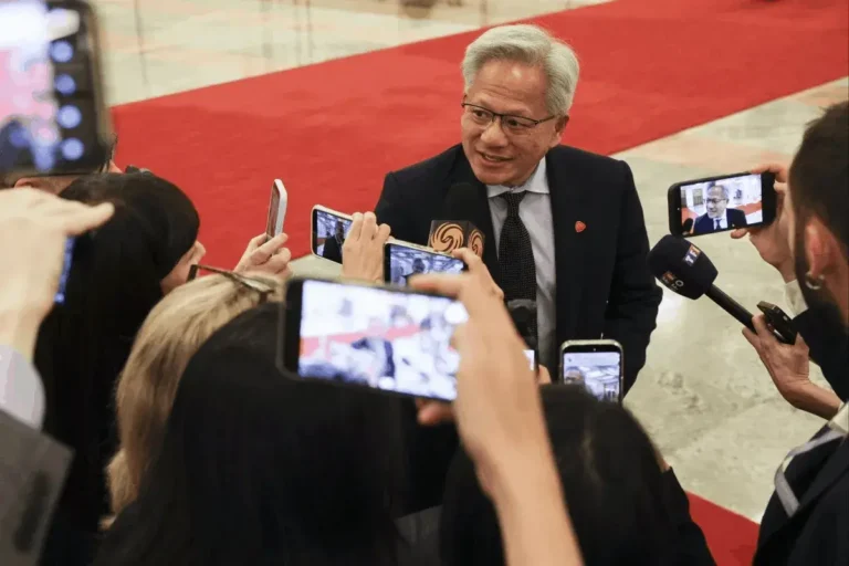 Las perspectivas de ventas del H200 de Nvidia en China siguen siendo inciertas a pesar de la visita de Huang