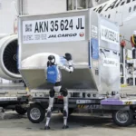 Robots para equipaje: humanoides chinos llegan a los aeropuertos de Japón en medio de la escasez de mano de obra