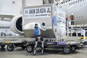 Lee más sobre el artículo Robots para equipaje: humanoides chinos llegan a los aeropuertos de Japón en medio de la escasez de mano de obra