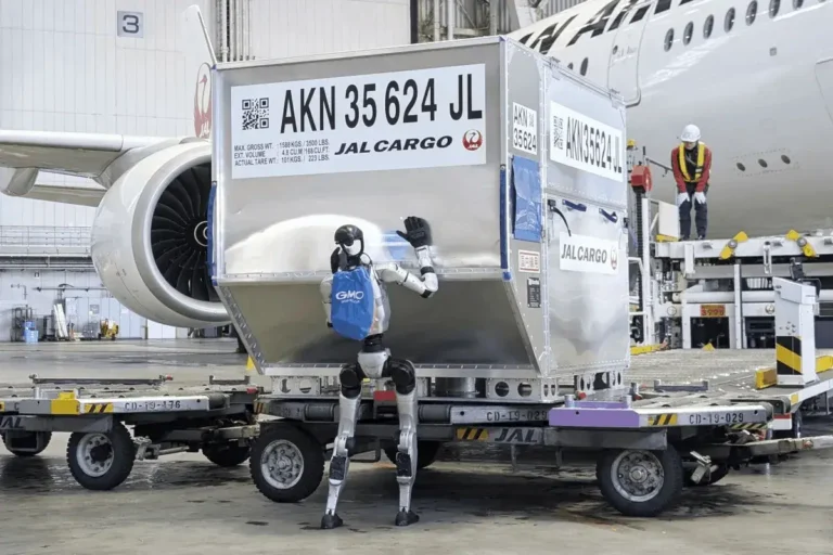 Robots para equipaje: humanoides chinos llegan a los aeropuertos de Japón en medio de la escasez de mano de obra