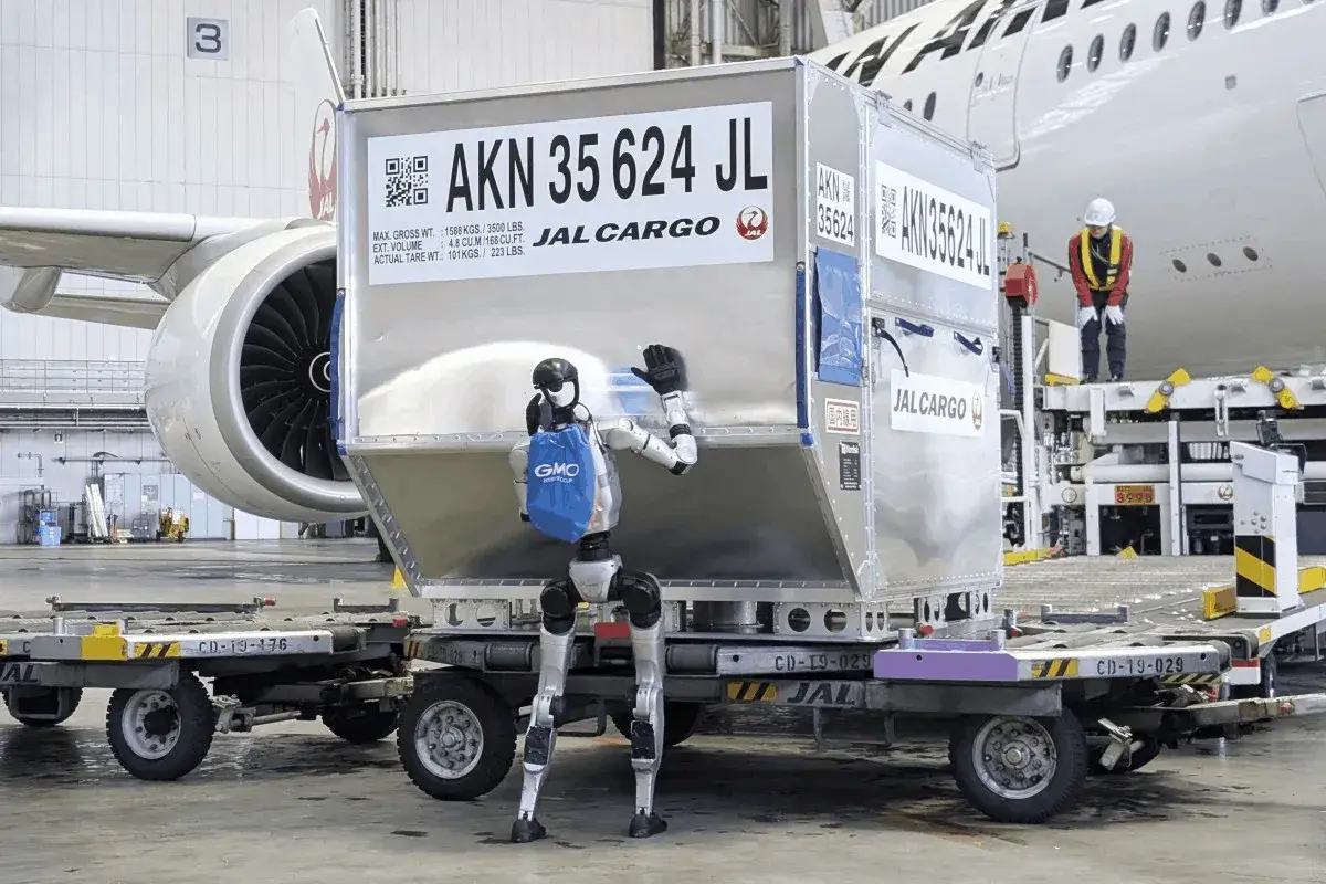 En este momento estás viendo Robots para equipaje: humanoides chinos llegan a los aeropuertos de Japón en medio de la escasez de mano de obra
