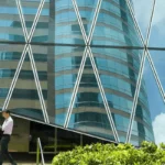 Analistas afirman que los propietarios de locales comerciales en Hong Kong podrían apostar por la inversión para frenar la pérdida de inquilinos debido a la IA