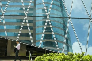 Lee más sobre el artículo Analistas afirman que los propietarios de locales comerciales en Hong Kong podrían apostar por la inversión para frenar la pérdida de inquilinos debido a la IA