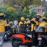Cómo los gigantes del reparto a domicilio en China pasan de las guerras de precios a las campañas de desprestigio, según medios oficiales