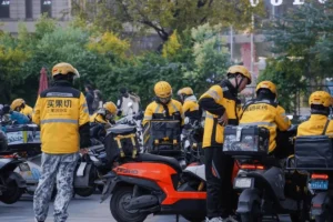 Lee más sobre el artículo Cómo los gigantes del reparto a domicilio en China pasan de las guerras de precios a las campañas de desprestigio, según medios oficiales