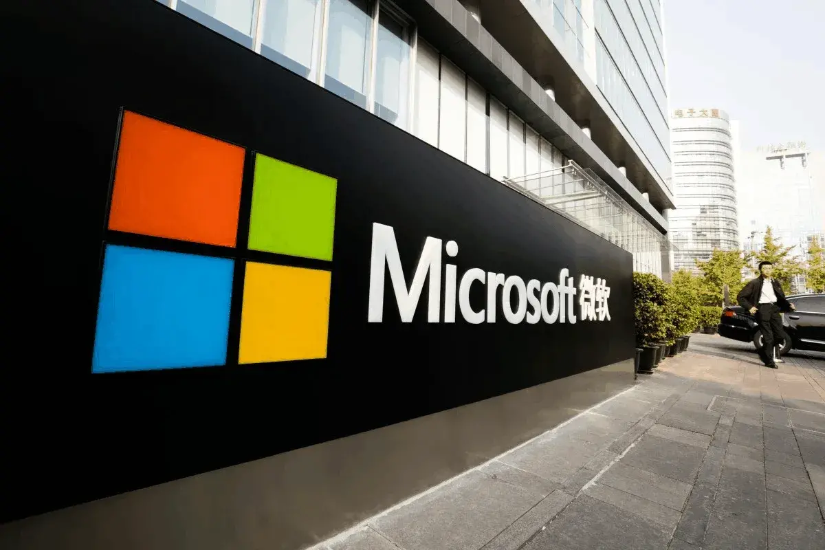 En este momento estás viendo Microsoft recorta cientos de empleos en su división de nube en China continental, mientras China y EE. UU. endurecen las leyes de protección de datos