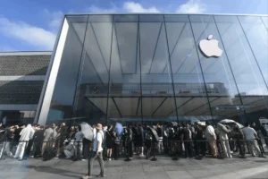 Lee más sobre el artículo Apple se enfrenta a una nueva denuncia antimonopolio de desarrolladores chinos por las comisiones «injustas» de la App Store