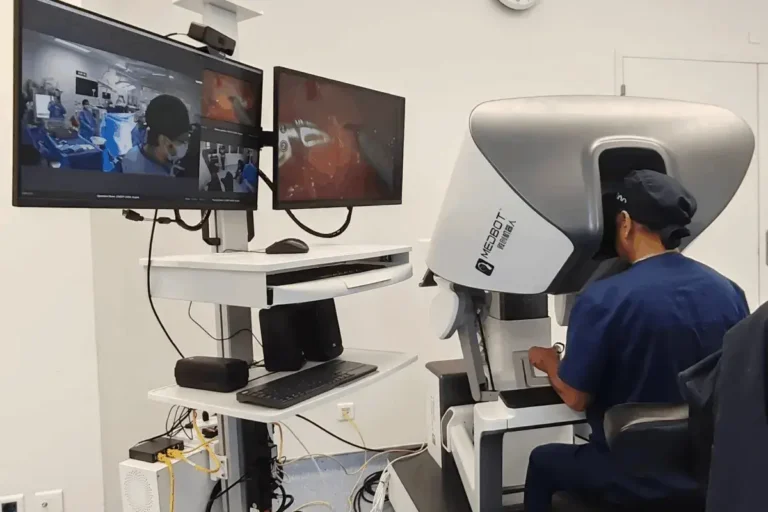La IA médica de China marca un hito: un robot quirúrgico obtiene la aprobación de la UE y un modelo lidera una prueba de referencia clave
