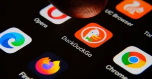 Lee más sobre el artículo La renovación de la búsqueda con IA de Google impulsa el aumento de instalaciones de DuckDuckGo