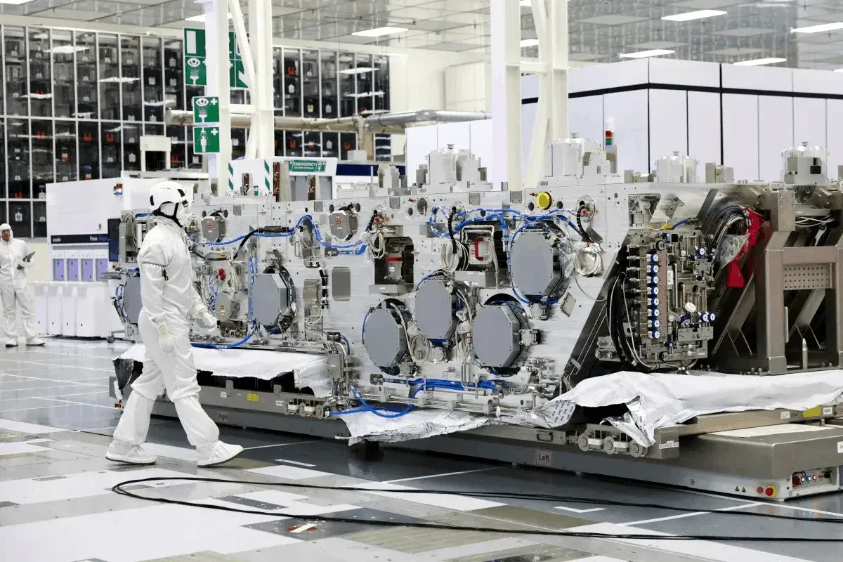 En este momento estás viendo ¿ASML EUV en China?. El rumor es ridiculizado pero revela una realidad más dura sobre el terreno