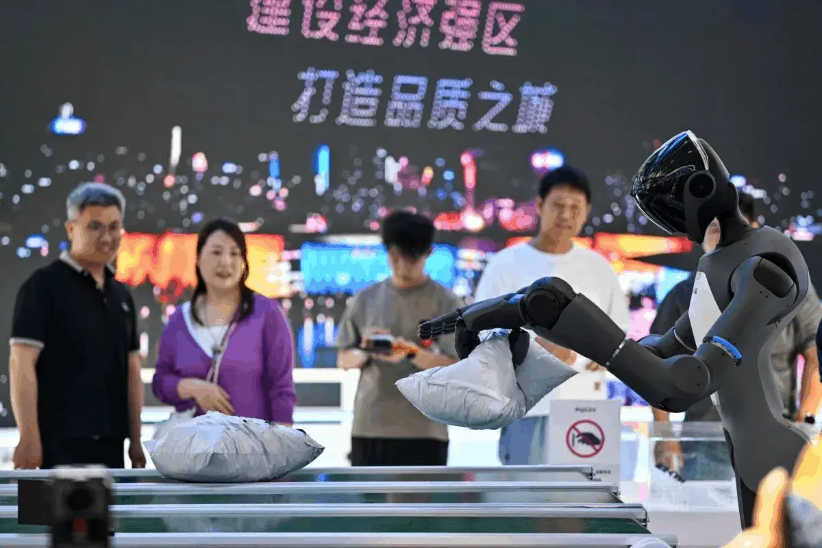 En este momento estás viendo La cooperación entre China y el Reino Unido es vital para garantizar que la era de la IA priorice a las personas