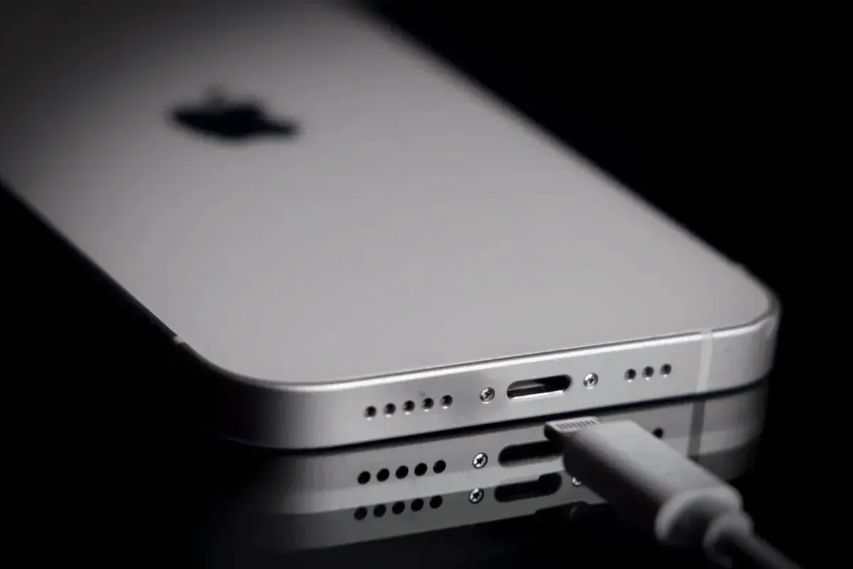 En este momento estás viendo Una nueva vulnerabilidad irreparable en los chips de Apple abre la puerta al “jailbreak” del iPhone
