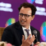 El director ejecutivo de Anthropic, Dario Amodei, afirma que la empresa de IA no aboga por prohibir los modelos de pesos abiertos