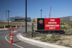 Lee más sobre el artículo TSMC promete 100.000 millones de dólares adicionales para ampliar su planta de Arizona ante la creciente demanda de chips para IA