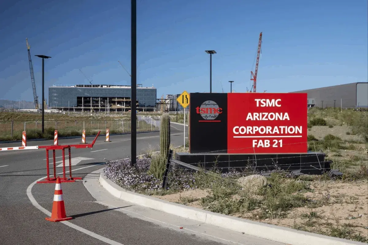 Lee más sobre el artículo TSMC promete 100.000 millones de dólares adicionales para ampliar su planta de Arizona ante la creciente demanda de chips para IA